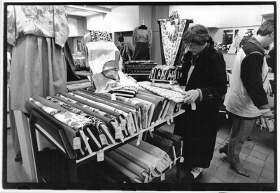 406350 Interieur van de stoffenwinkel van Van Dam BV (Roelantdreef 249 ?) te Utrecht.Zie ook het Utrechts Nieuwsblad, ...